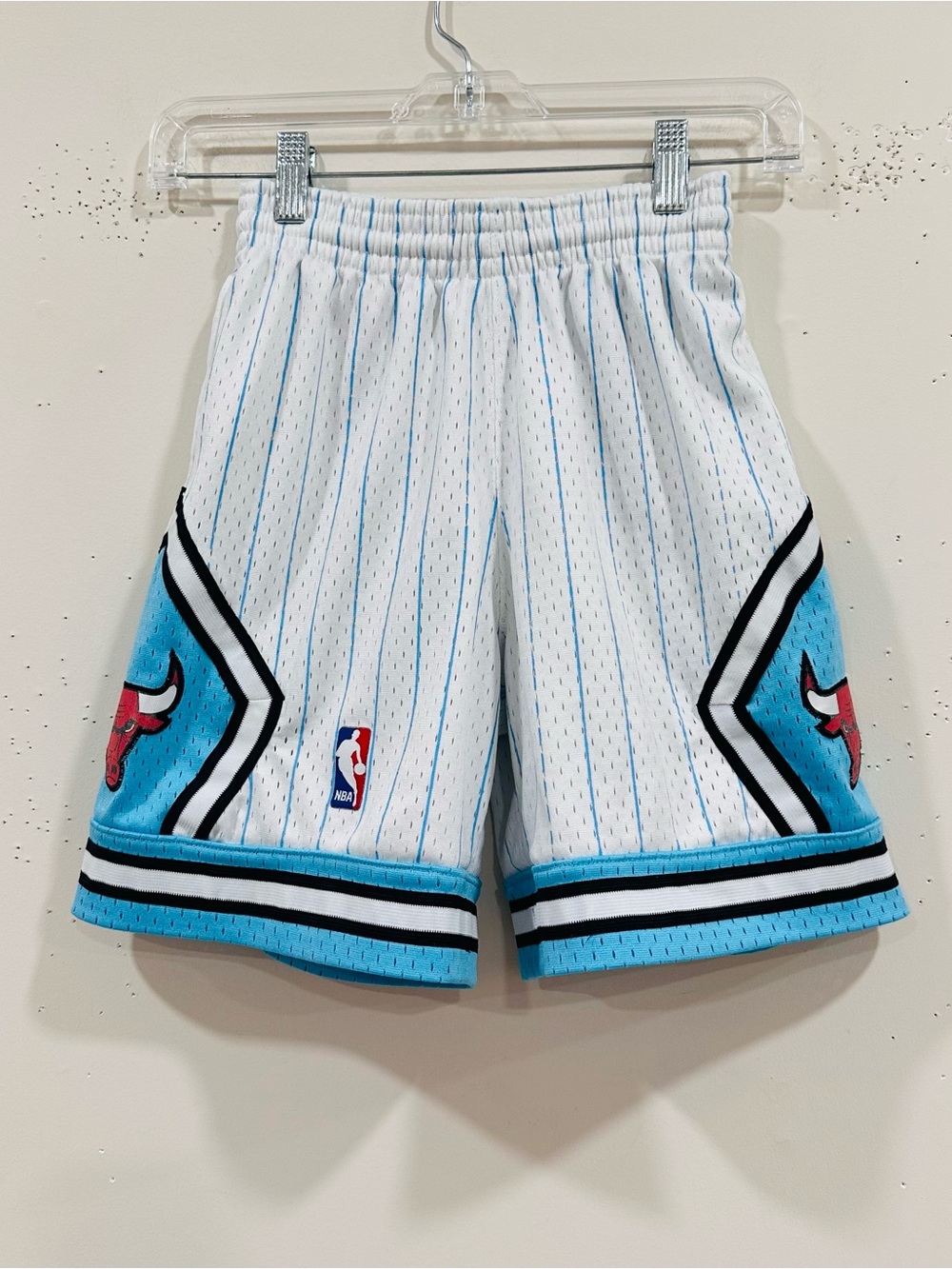 Mitchell & Ness Chicago Bulls 1995-96 Shorts Youth Small 8 Michael Jordan Reload